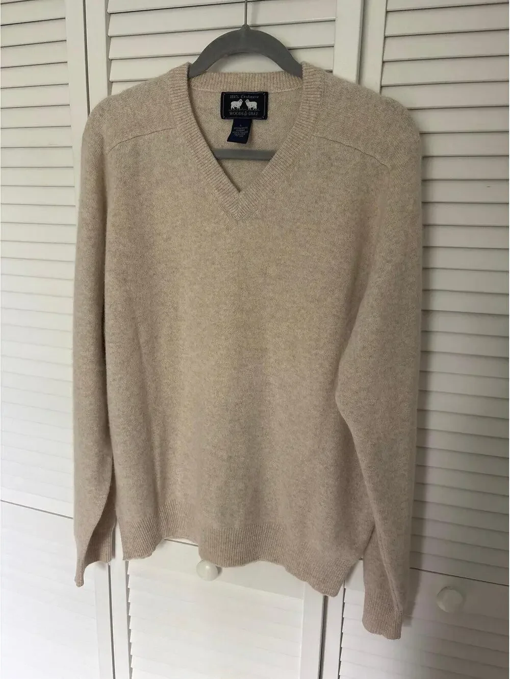 100% Cashmere Cream V neck women’s sweater Size Lg